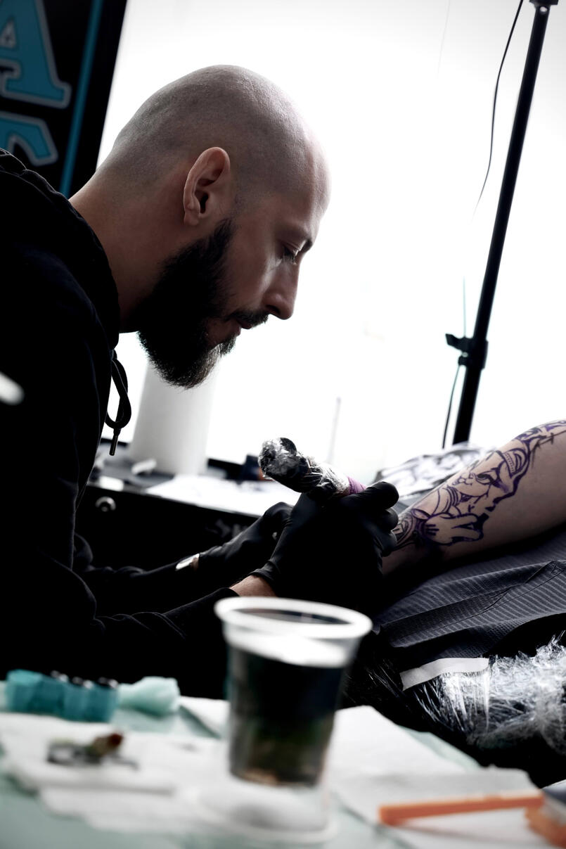 Tattooer Igor Vtoroff during a session in Alicante (Torrevieja).